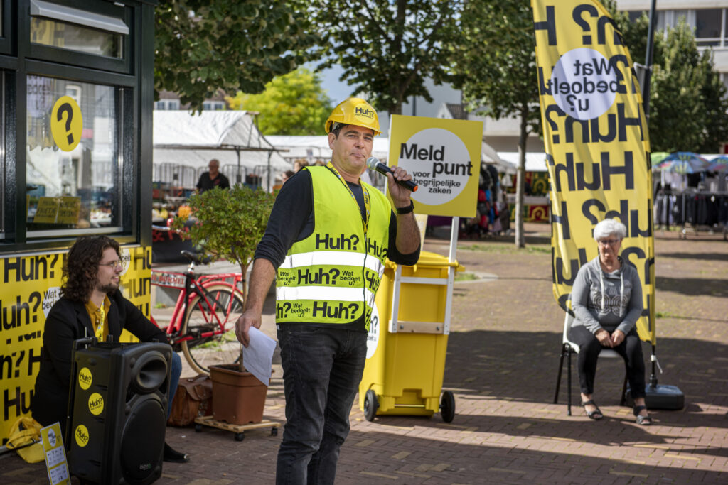 Actie in de wijk Tuinzicht Breda.Frenkie doet een oproep aan iedereen om een Huh? Melding te doen.