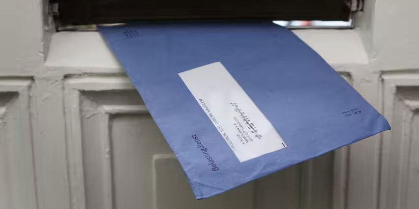 De blauwe envelop valt weer op de mat