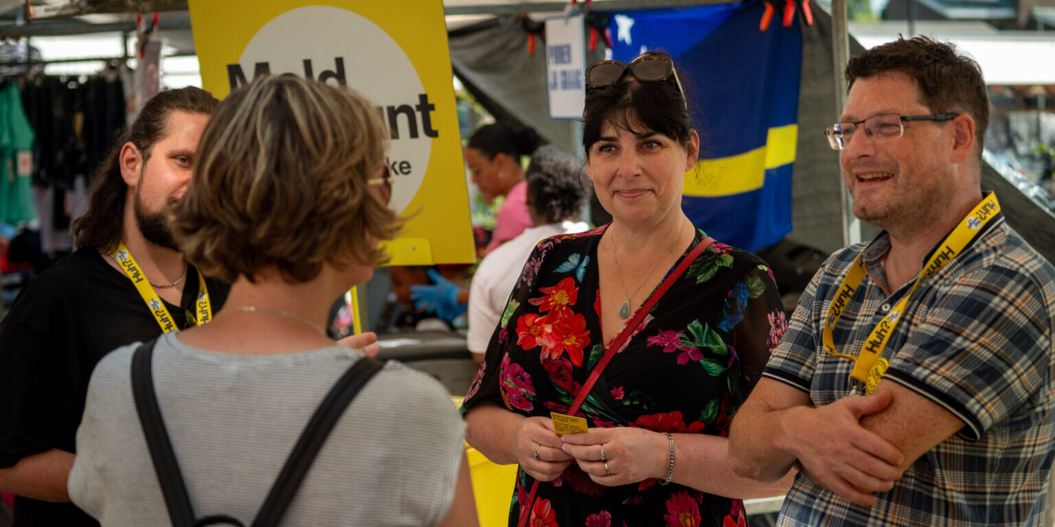 PHOTEDby Edwin Wiekens - HUH? Wat bedoelt u? - gele bak actie op locatie Bo Aarsbergen op de markt in Dordrecht spreekt met inwoners.